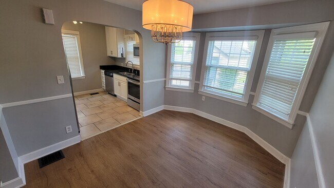 Building Photo - Clean 4 Bedroom With Immense Space In St. Matthews