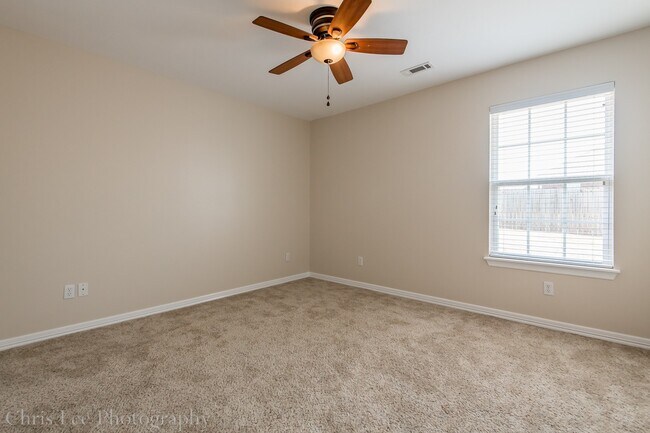 Building Photo - Large 3 Bedroom Home in Perfect Condition! Great Location!