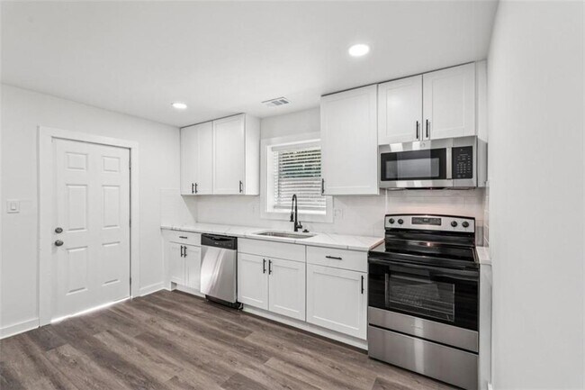 Building Photo - 119 Kelso Dr SW