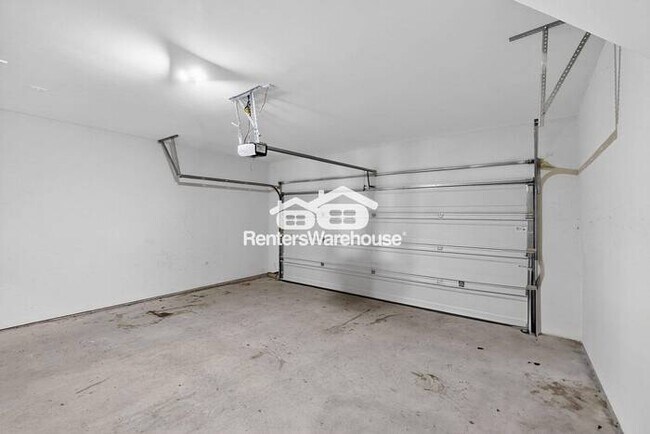 Building Photo - MOVE IN READY COMPLETELY UPDATED - 3BED/2B...