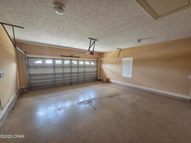 Building Photo - 3401 Hillcrest Dr