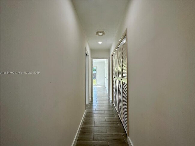 Building Photo - 912 NE 9th Ct