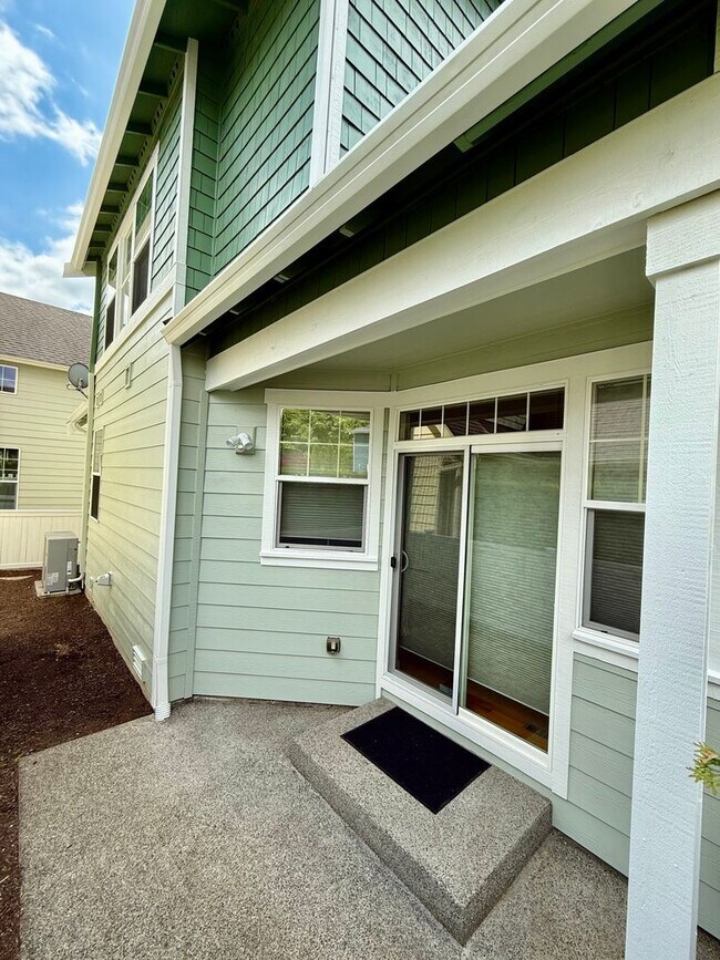 Building Photo - Absolutely Charming 3-Bed 2.5-Bath Home with One Car Garage!