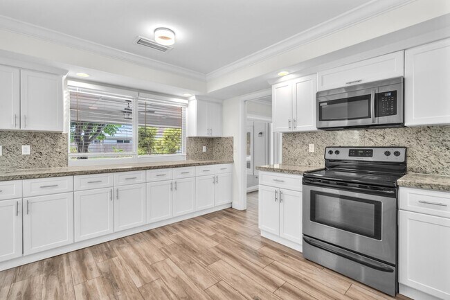 Building Photo - 1424 SW 13th Dr