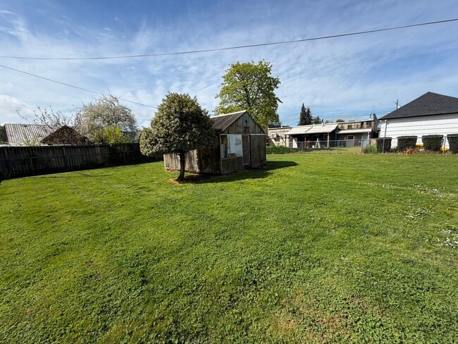 Building Photo - Charming 3 Bedroom with a Large Fenced Yard!