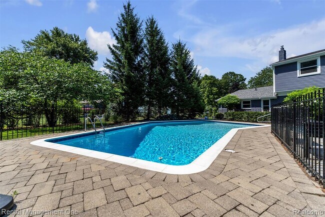 Building Photo - 3015 High Pointe Ct