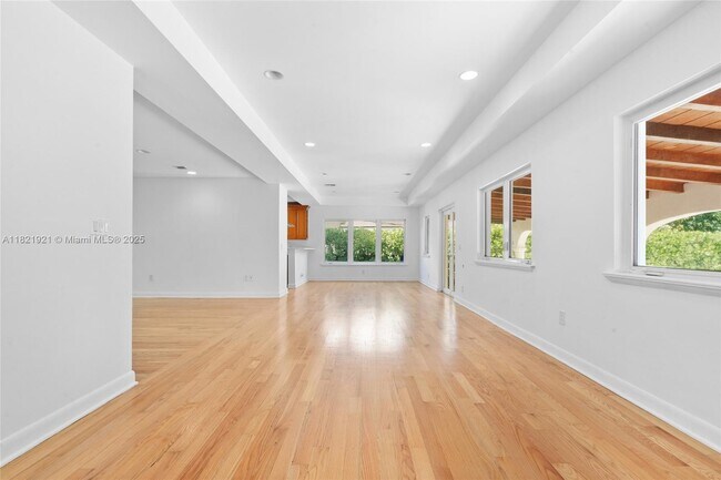 Building Photo - 527 SW 20th Rd