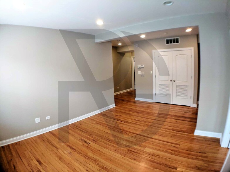 Building Photo - 3804 N Marshfield Ave