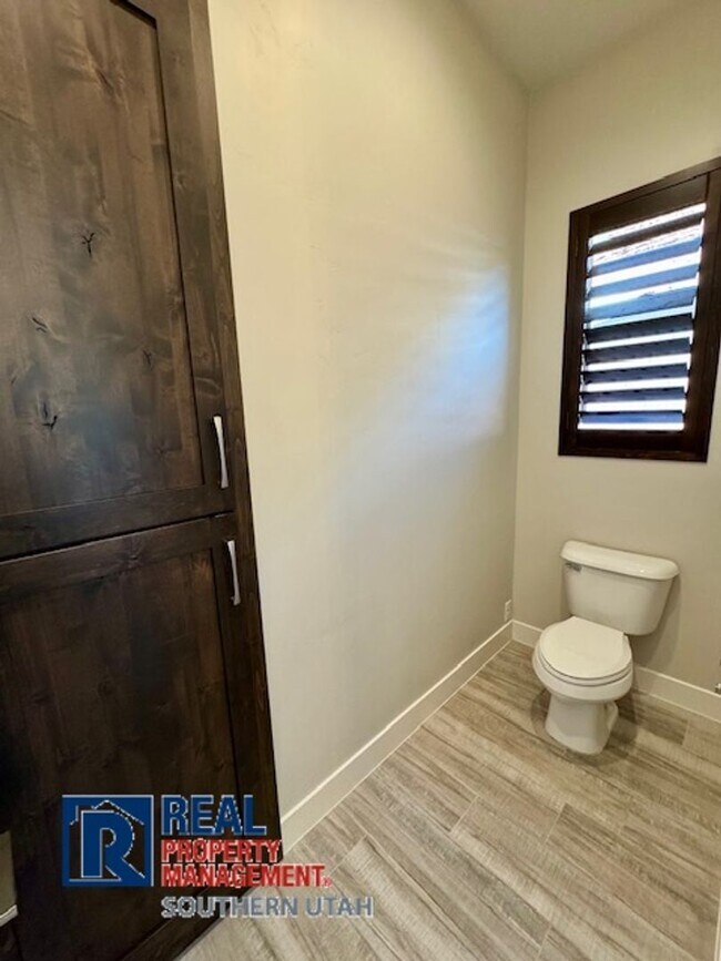 Building Photo - 4 Bedroom home on elevated Bloomington lot...