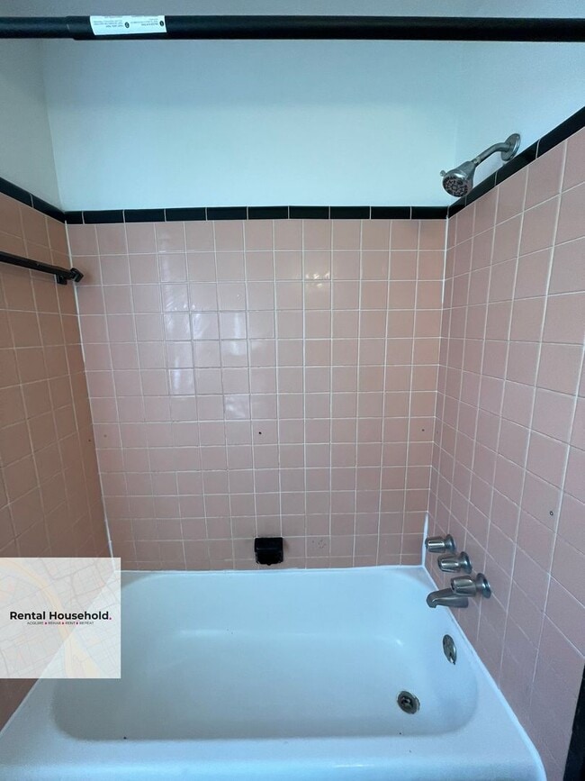 Building Photo - Dream Bungalow Awaits: Space, Style & Serenity!~ $1400