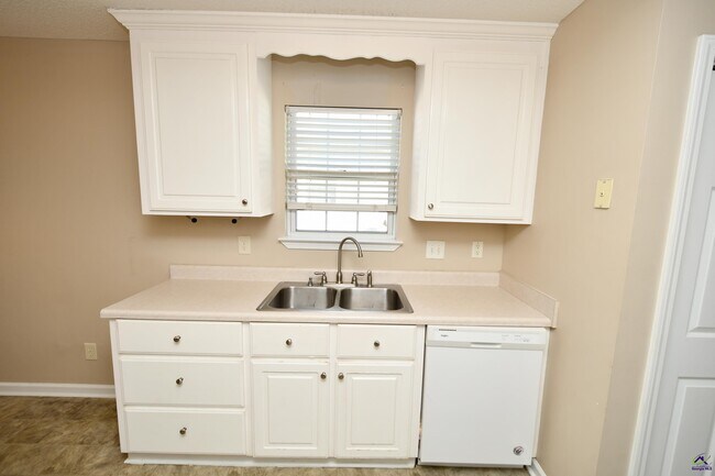 Building Photo - 107 Dorothy Ct