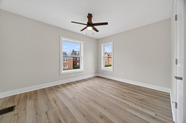 Building Photo - 729 W 9th St