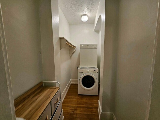 Building Photo - Beautiful Studio Apartment with Hardwood Flooring and Natural Light!