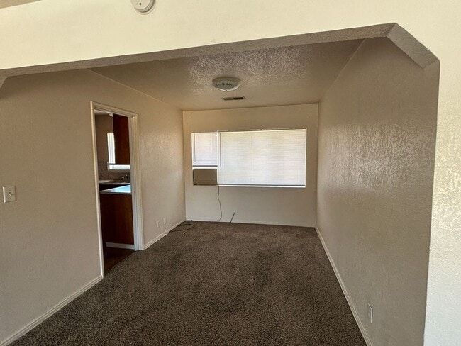 Building Photo - Clean and ready