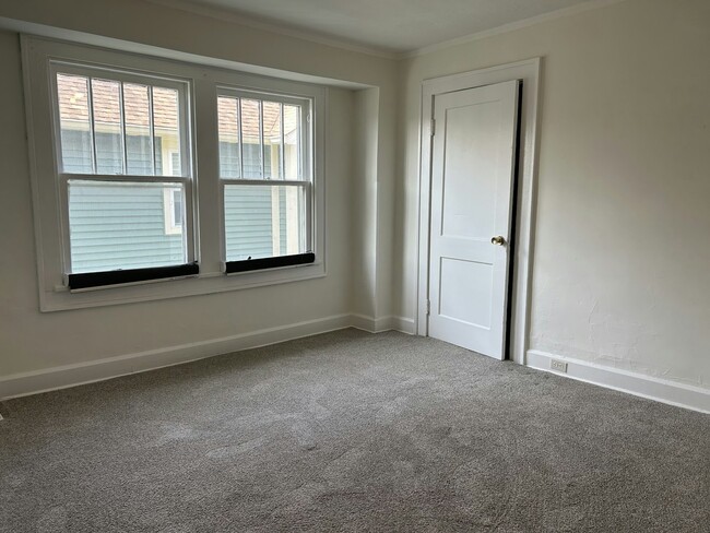 Building Photo - 3127 N Kenwood Ave