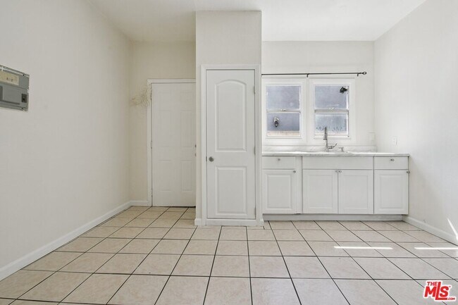 Building Photo - 1464 1/2 W 35th Pl