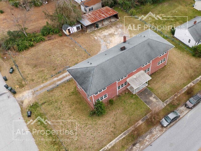 Building Photo - 1301 S 10th St