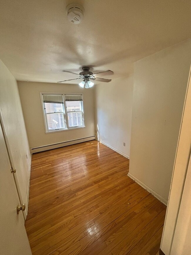 Building Photo - 1135