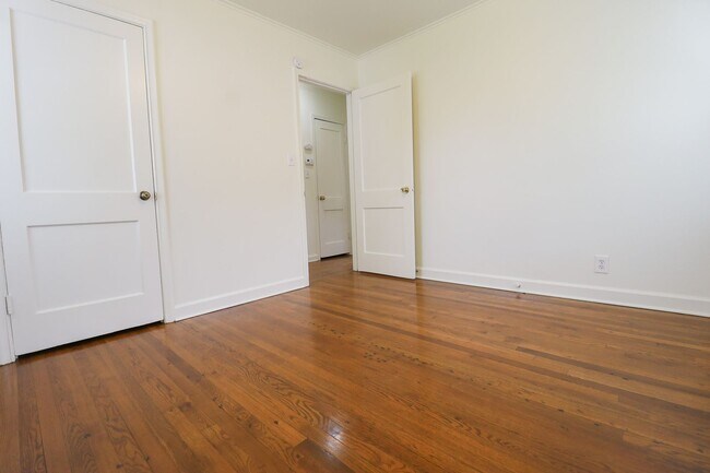 Building Photo - Beautiful Brookside duplex unit - NO PETS