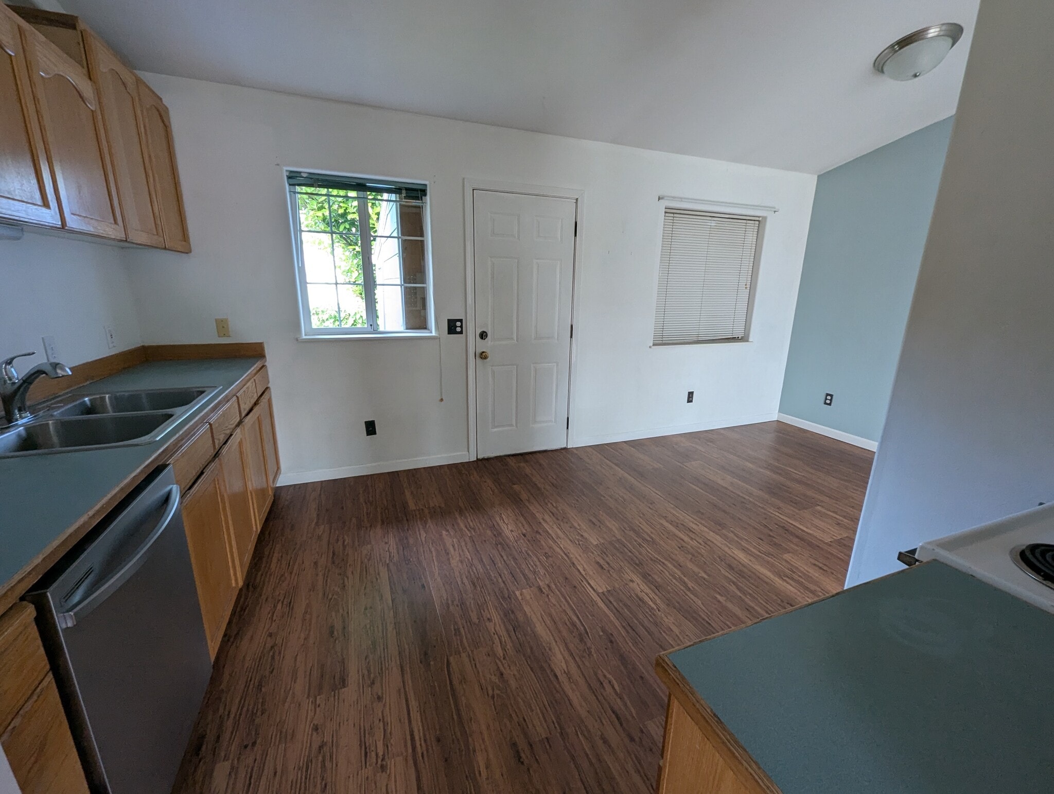 Building Photo - 909 Madrona Ave