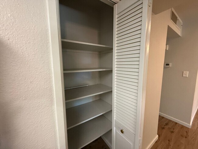 Building Photo - Updated 2-bedroom condo in gated community!