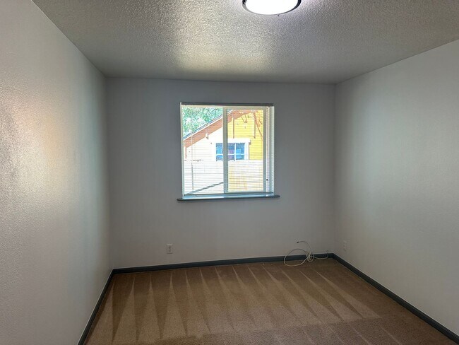 Building Photo - Beautifully updated 3 bedroom, 1 bath house in Eugene!