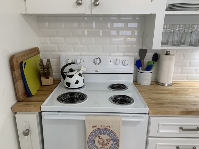 Fully furnished kitchen. - 322 E 19th St