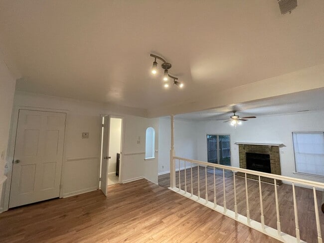 Building Photo - 3 bedroom townhome! Fenced backyard.