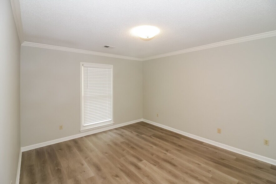 Building Photo - 8731 Oak Trail Ln