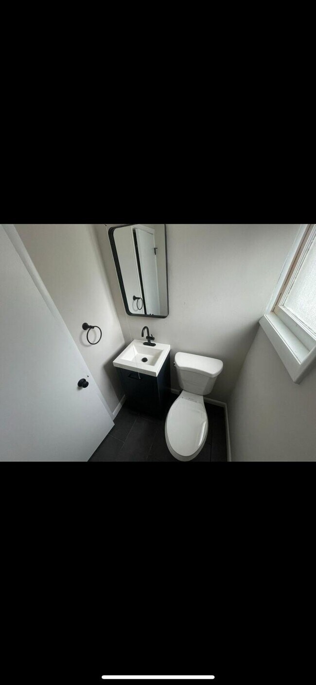 Building Photo - 206 Ava Ave