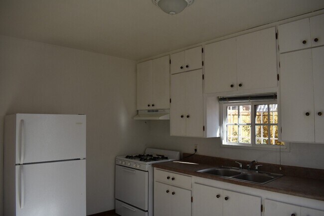 Building Photo - 422 Vassar Dr SE