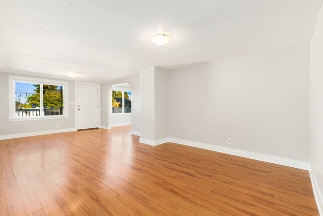 Building Photo - White Center/Burien 3 Bedroom Rambler - Large Fenced Yard