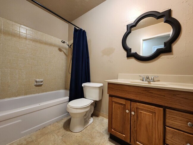 Building Photo - 2 Bedroom Condo in Rohnert Park