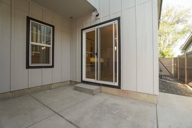 Building Photo - 150 N Edgewood Ln