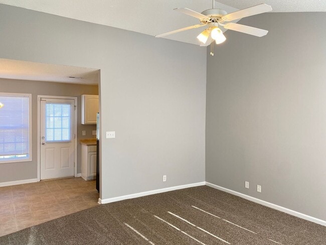 Building Photo - Great Rental....3/2 Bath, near playground,...