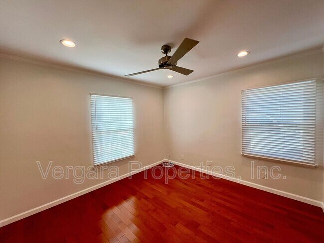 Building Photo - 6531 W 85th St