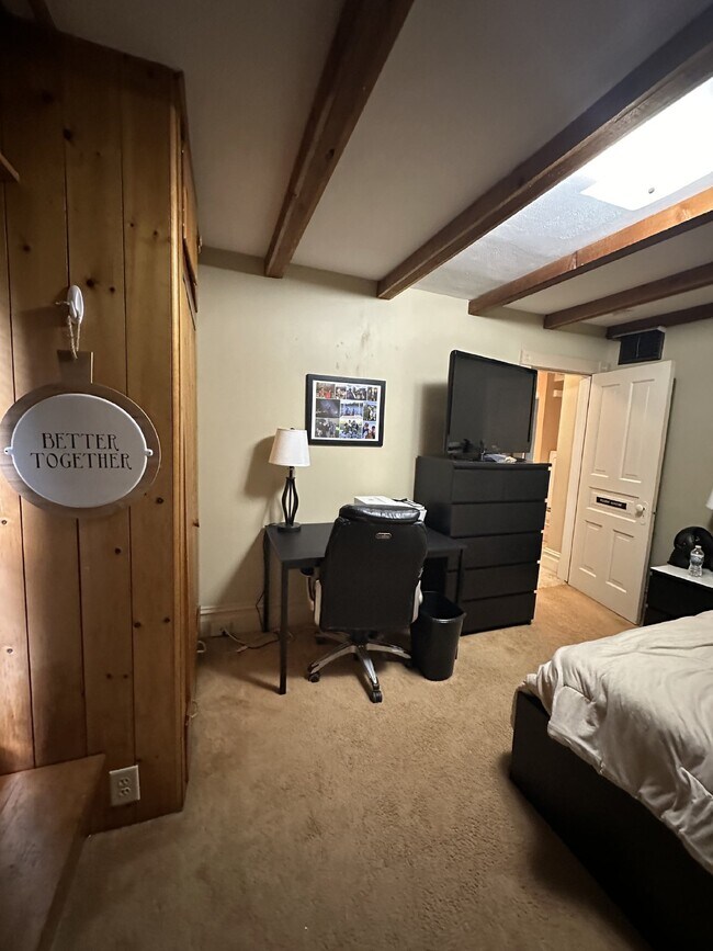 Building Photo - Great 4 Bed 3 Bath! Available June 1st 2025