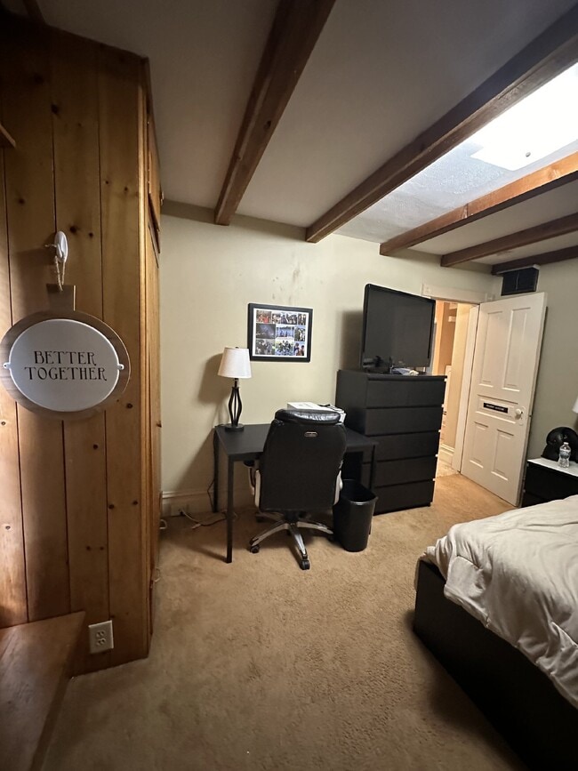 Building Photo - Great 4 Bed 3 Bath! Available June 1st