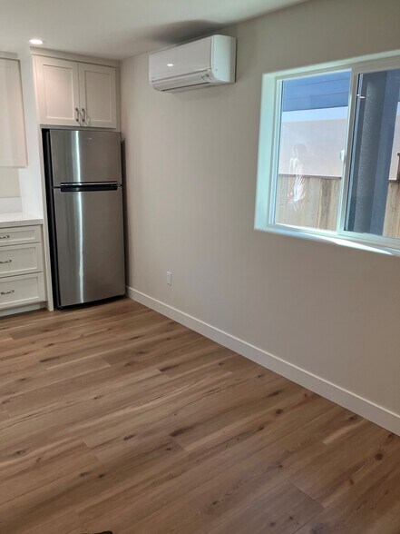 Building Photo - 548 Blanca St