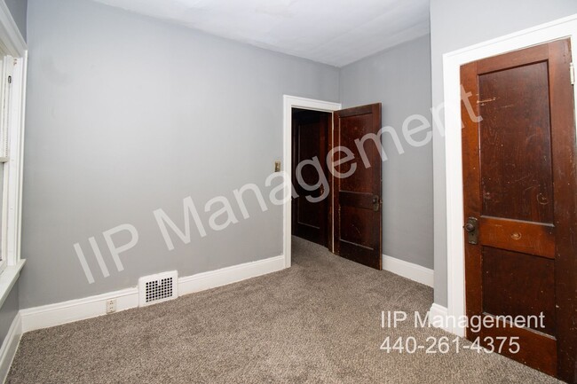 Building Photo - Charming Down Unit in Garfield Heights – A...