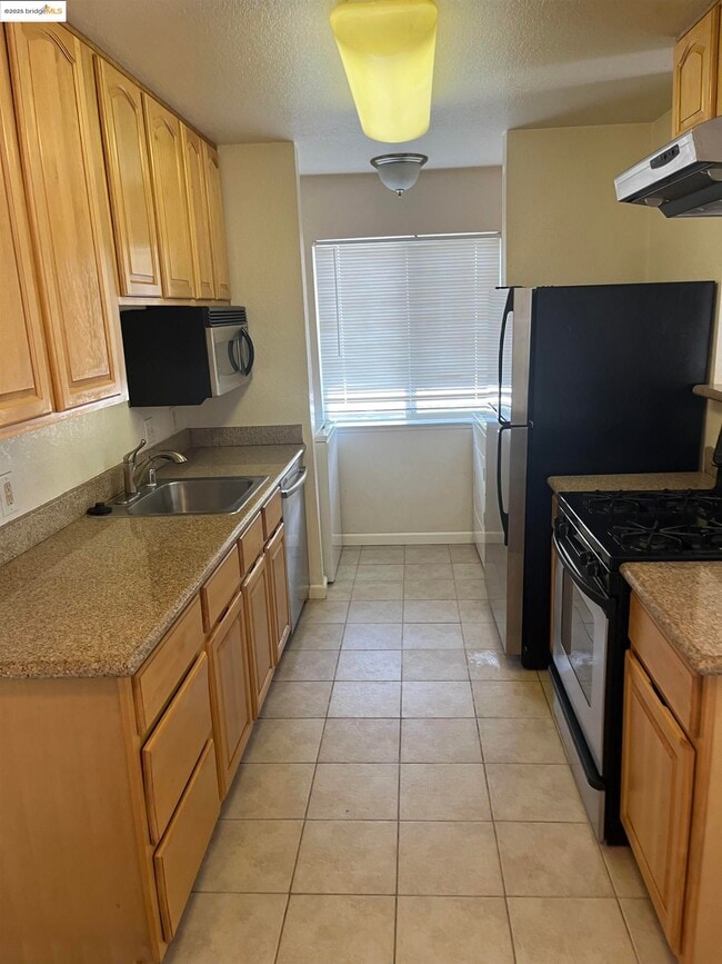 Building Photo - 2207 Lakeview Cir