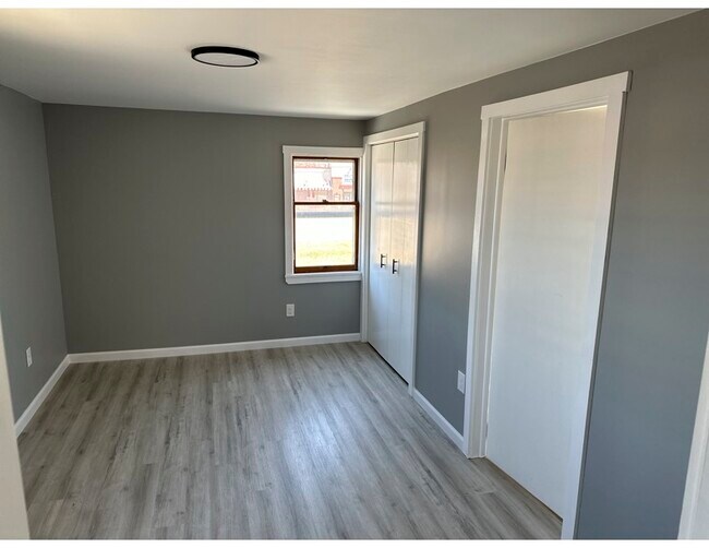 Building Photo - 30 E 7th Ave