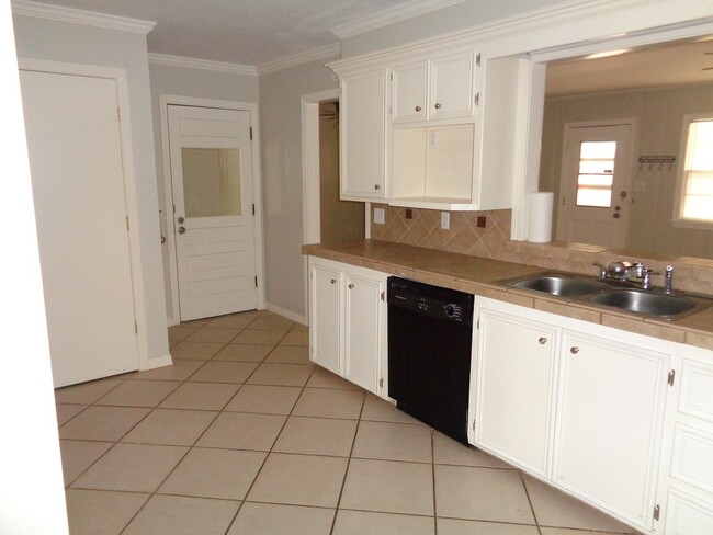 Building Photo - Super Spacious Home