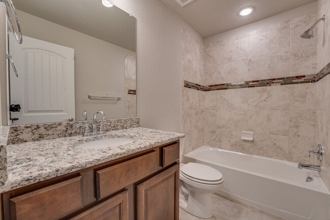 Building Photo - Stunning 3 Bedroom 2 Bathroom townhome in Fort Collins!