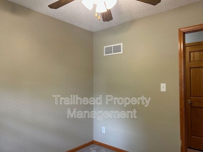 Building Photo - 401 SW Stoney Brook Ln