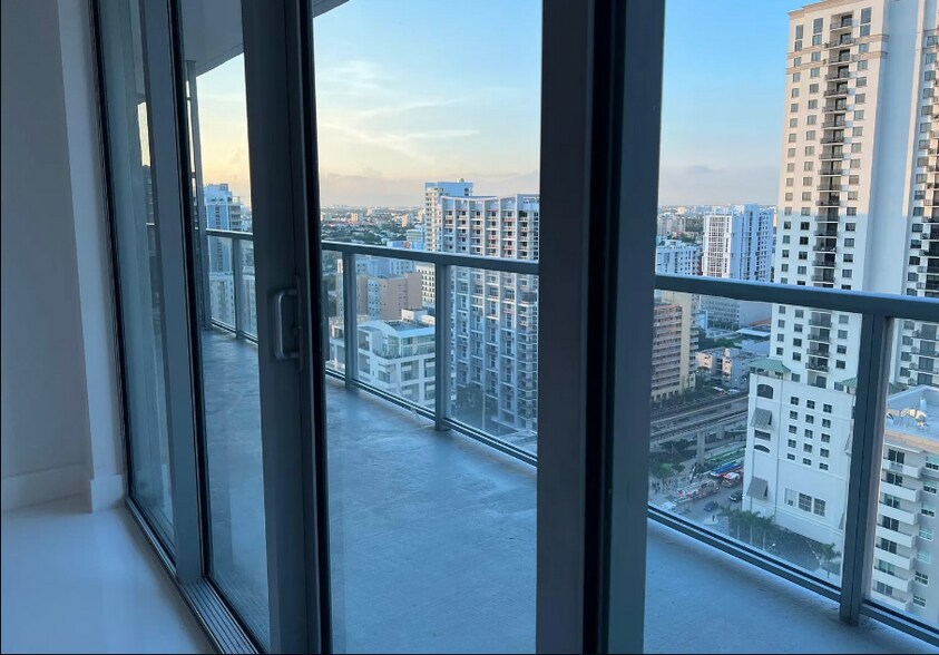 Building Photo - 1111 SW 1st Ave