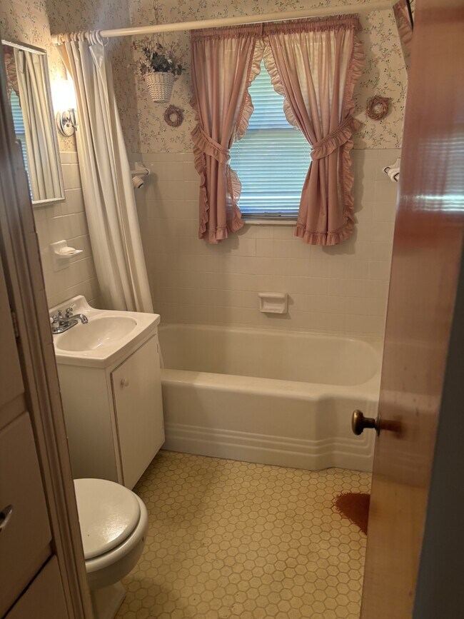 Building Photo - 412 Joan Ave SE