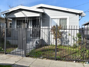 Building Photo - Great 4 Bedroom 2 Bath House
