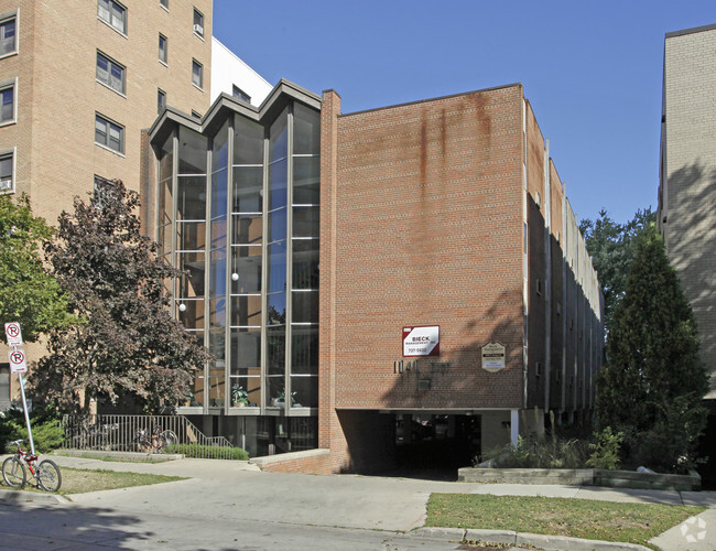 Primary Photo - Knapp Street Apartments