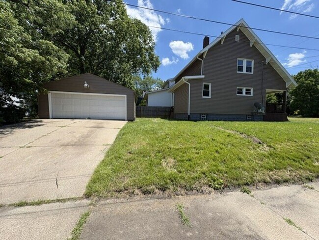 Building Photo - 857 5th Ave